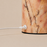 Tavellio Calacatta Vionaro Pink Akku Tischleuchte – Nahaufnahme des Sockels – weißer USB-C Ladeanschluss im rosafarbenen Marmor