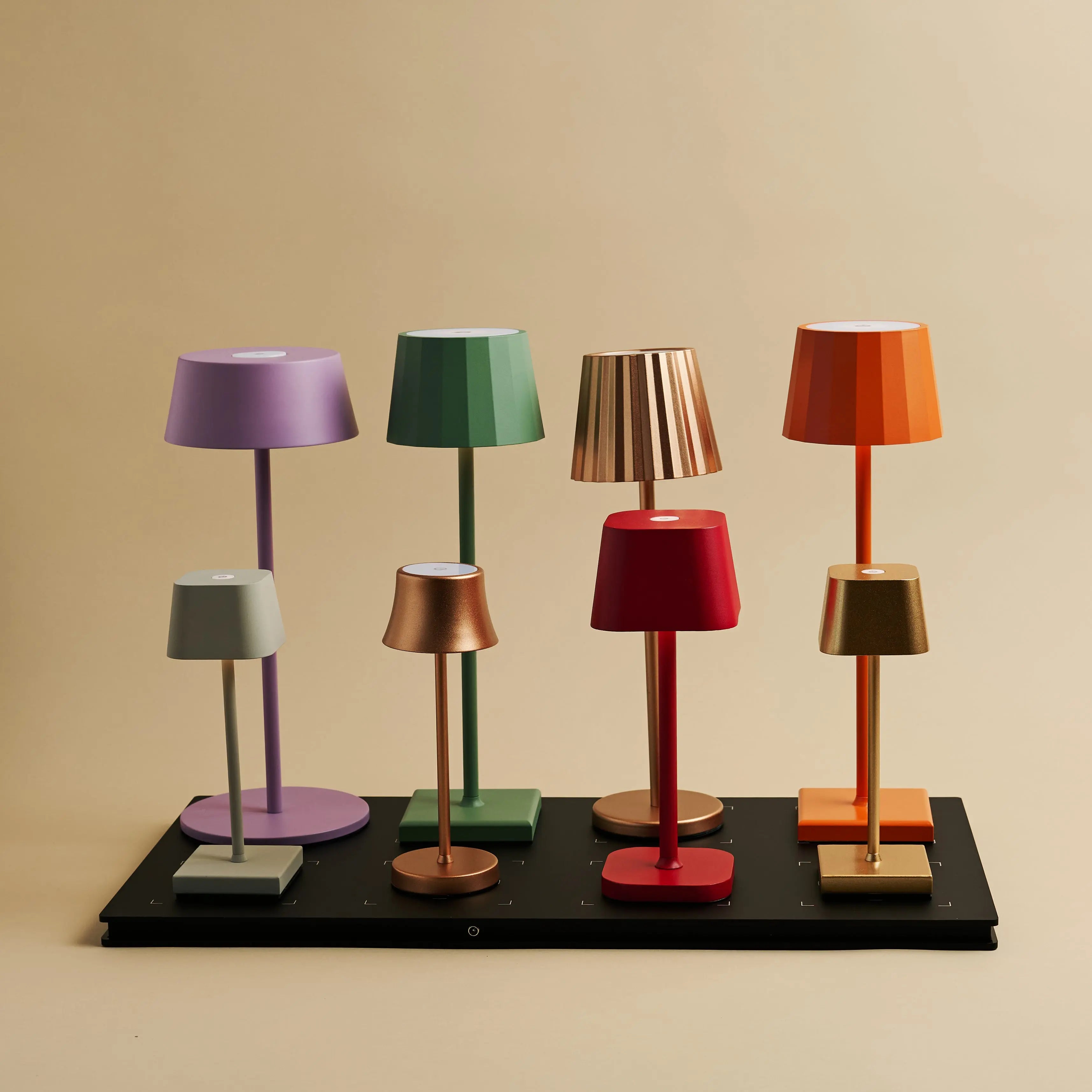 Combi Set Professional – 8 x Wouter Delftware Blue Rechargeable Table Lamps & 1 x Central Station Wireless Charging Station with Qi-Technology – Perfect for Restaurants, Hospitality & Hotels Tavellio