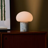 Codde Blue Calcite marbre lampe de table sans fil Tavellio – allumée sur l angle d un buffet en bois, mur olive en fond
