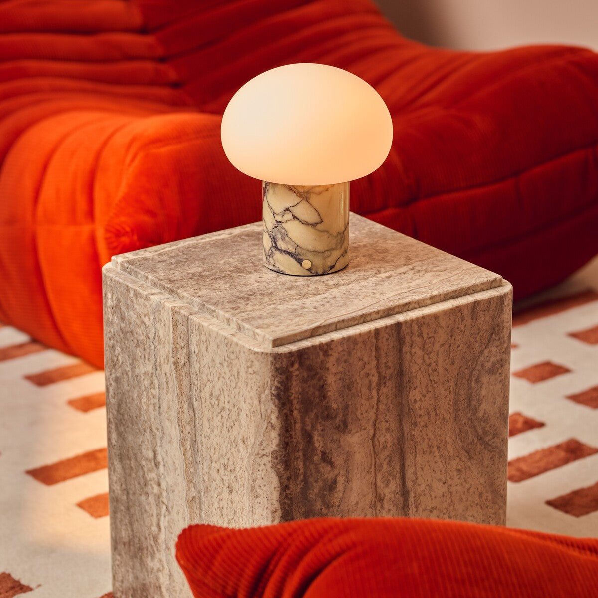 Codde marbre jaune Calacatta Vionaro lampe de table rechargeable Tavellio – posee sur une table d appoint cubique en marbre – canape en velours orange brule
