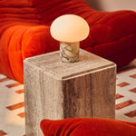 Codde marbre jaune Calacatta Vionaro lampe de table rechargeable Tavellio – posee sur une table d appoint cubique en marbre – canape en velours orange brule