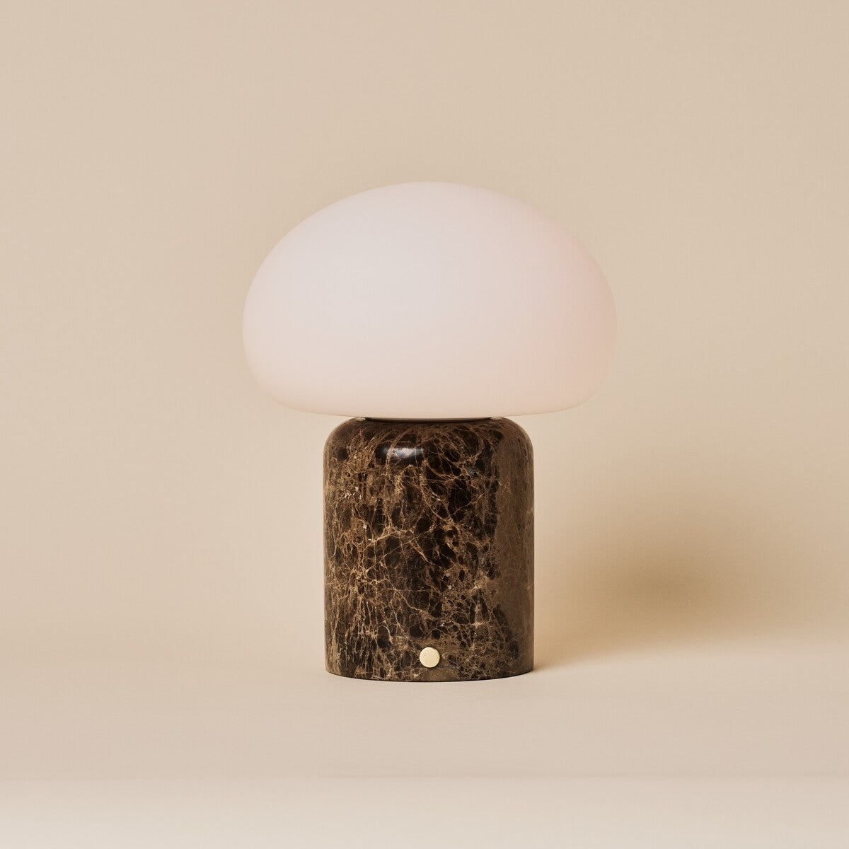 Coddé Large marbre Emperador foncé lampe de table sans fil Tavellio – photo en studio, fond beige uni – abat-jour dôme en verre opalin blanc