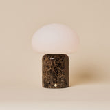 Coddé Large marbre Emperador foncé lampe de table sans fil Tavellio – photo en studio, fond beige uni – abat-jour dôme en verre opalin blanc