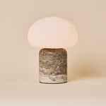 Coddé Large travertin gris lampe de table sans fil Tavellio – photo en studio, fond beige uni – abat-jour dôme en verre opalin blanc