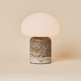 Coddé Large travertin gris lampe de table sans fil Tavellio – photo en studio, fond beige uni – abat-jour dôme en verre opalin blanc