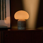 Coddé Large travertin gris lampe de table sans fil Tavellio – gros plan sur le buffet en bois foncé, stores vénitiens en fond – cadre à rayures