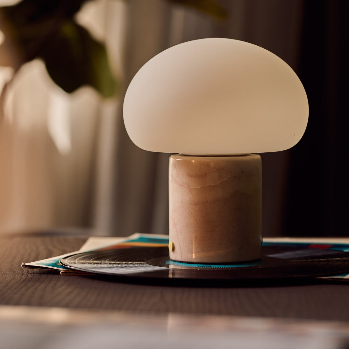 Coddé Rosa Aurora marbre rose lampe de table rechargeable Tavellio – posée sur des vinyles au coucher du soleil – base en marbre veiné