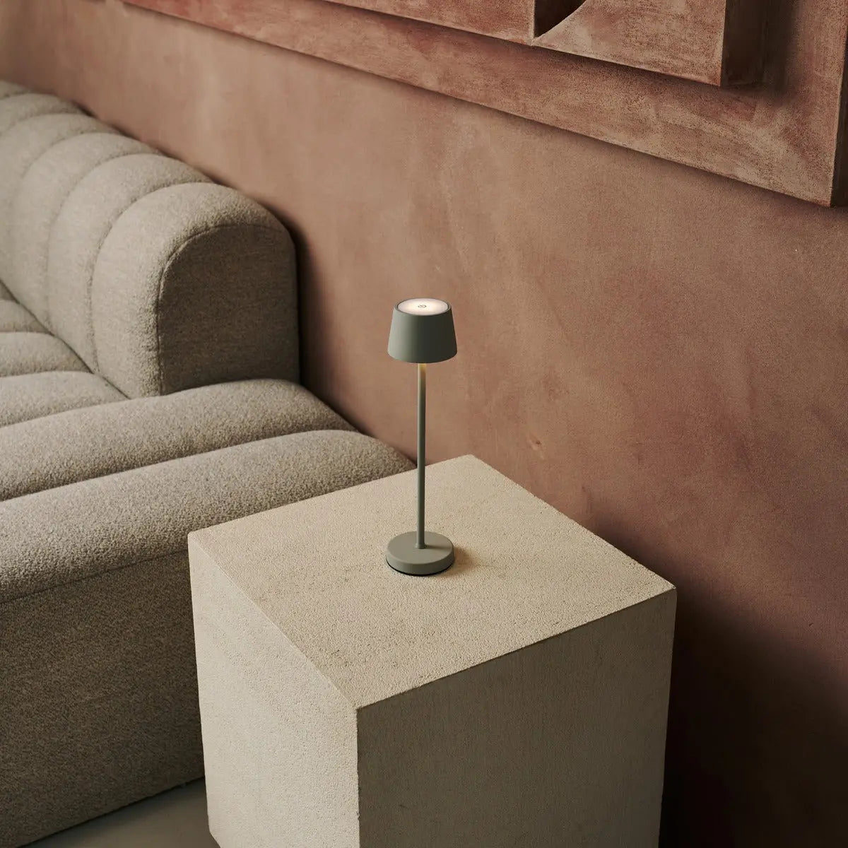 Vondel Mini Shadow Grey Rechargeable and Cordless Lamp Perfect for Hospitality Industry – Wirelessly Rechargeable via Charging Station Tavellio