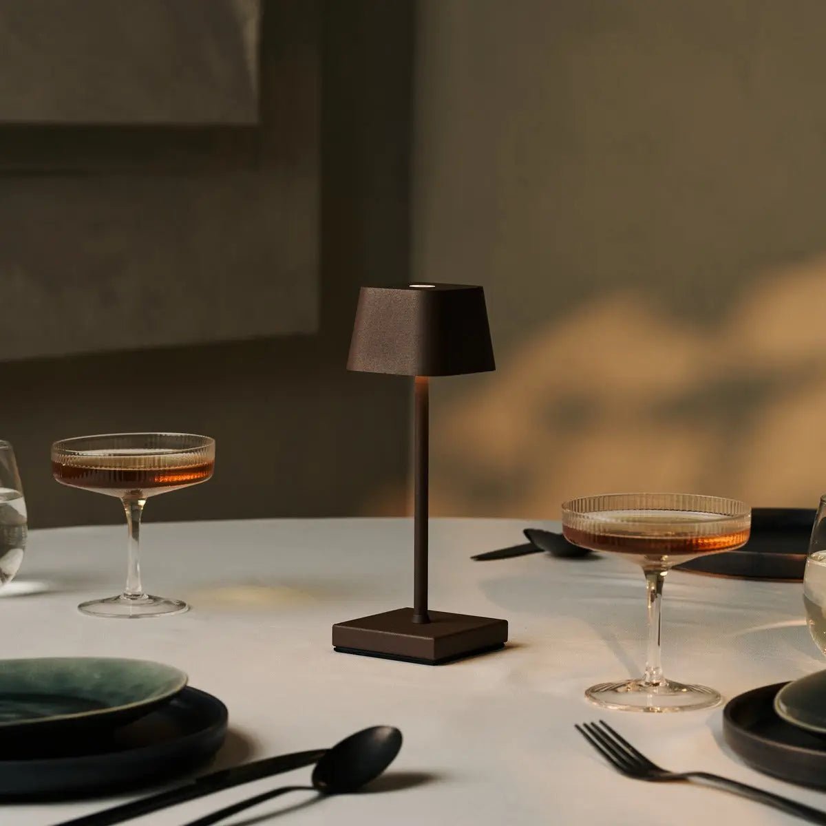 Sarphati Mini Mocha Brown Cordless Table Lamp Perfect for Hospitality Industry – Wireless Rechargeable via Charging Station, Dimmable Lamp & 3 Light Modes Tavellio