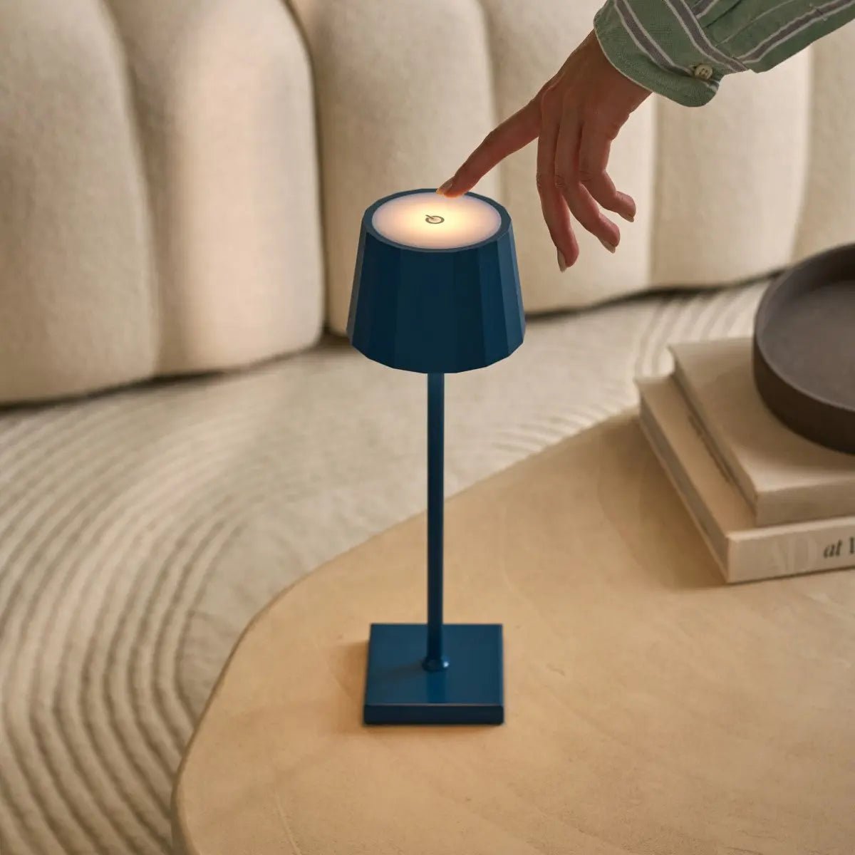 William Delftware Blue Rechargeable Iron Table Lamp – Dimmable, USB-C Charging, 120-Hour Tavellio