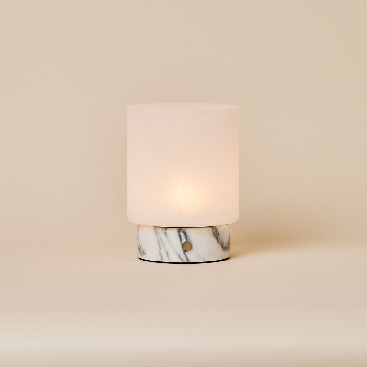 Tavellio Cuyp Small rechargeable table lamp with frosted glass shade and white Arabescato marble base