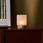 Oplaadbare tafellamp Cuyp Small in roze Calacatta Vionaro marmer op een walnoten console in een groentinten interieur