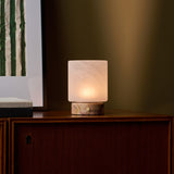 Oplaadbare tafellamp Cuyp Small in roze Calacatta Vionaro marmer op een walnoten console in een groentinten interieur