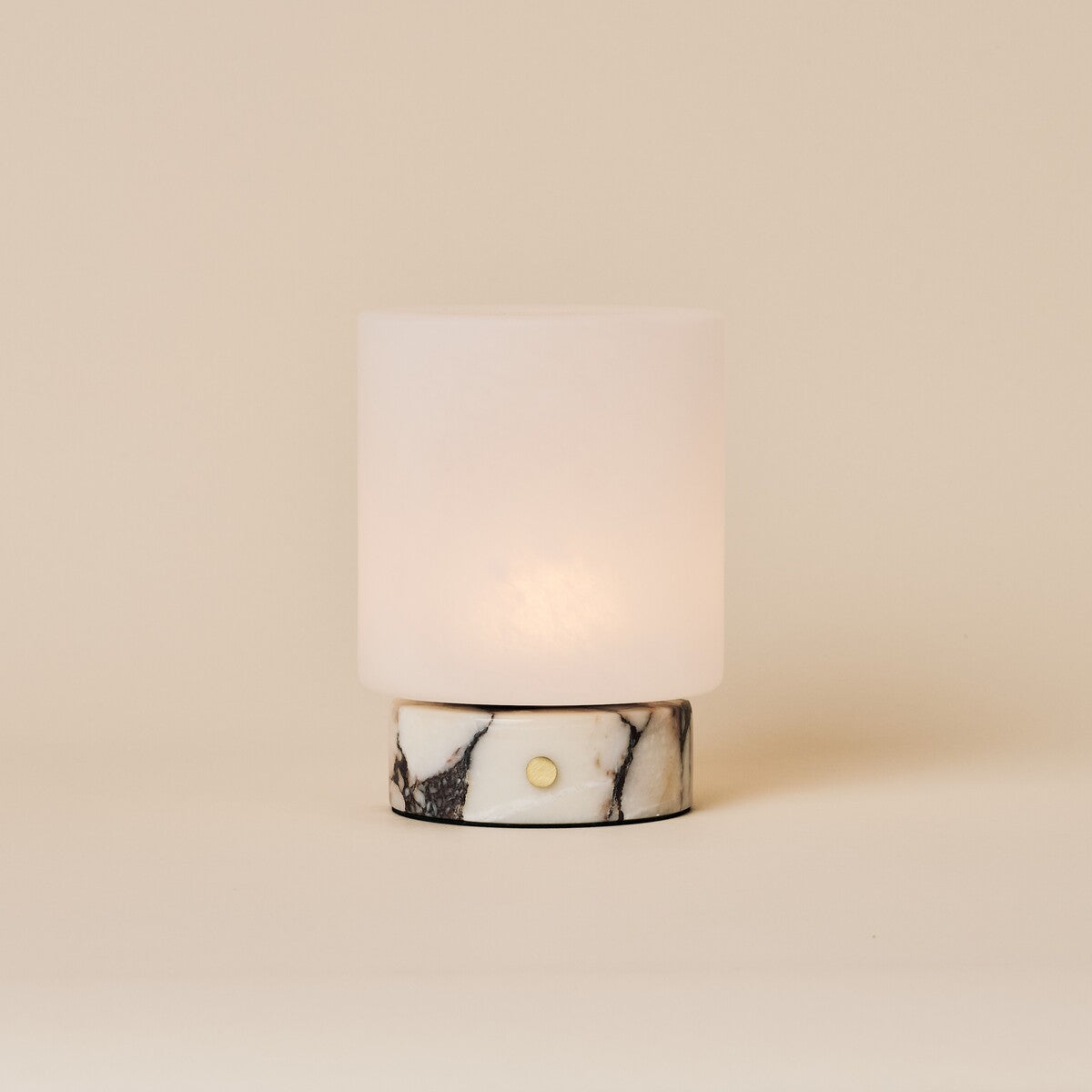 Tavellio Cuyp Small cordless table lamp with dramatic black-veined Calacatta Vionaro marble base