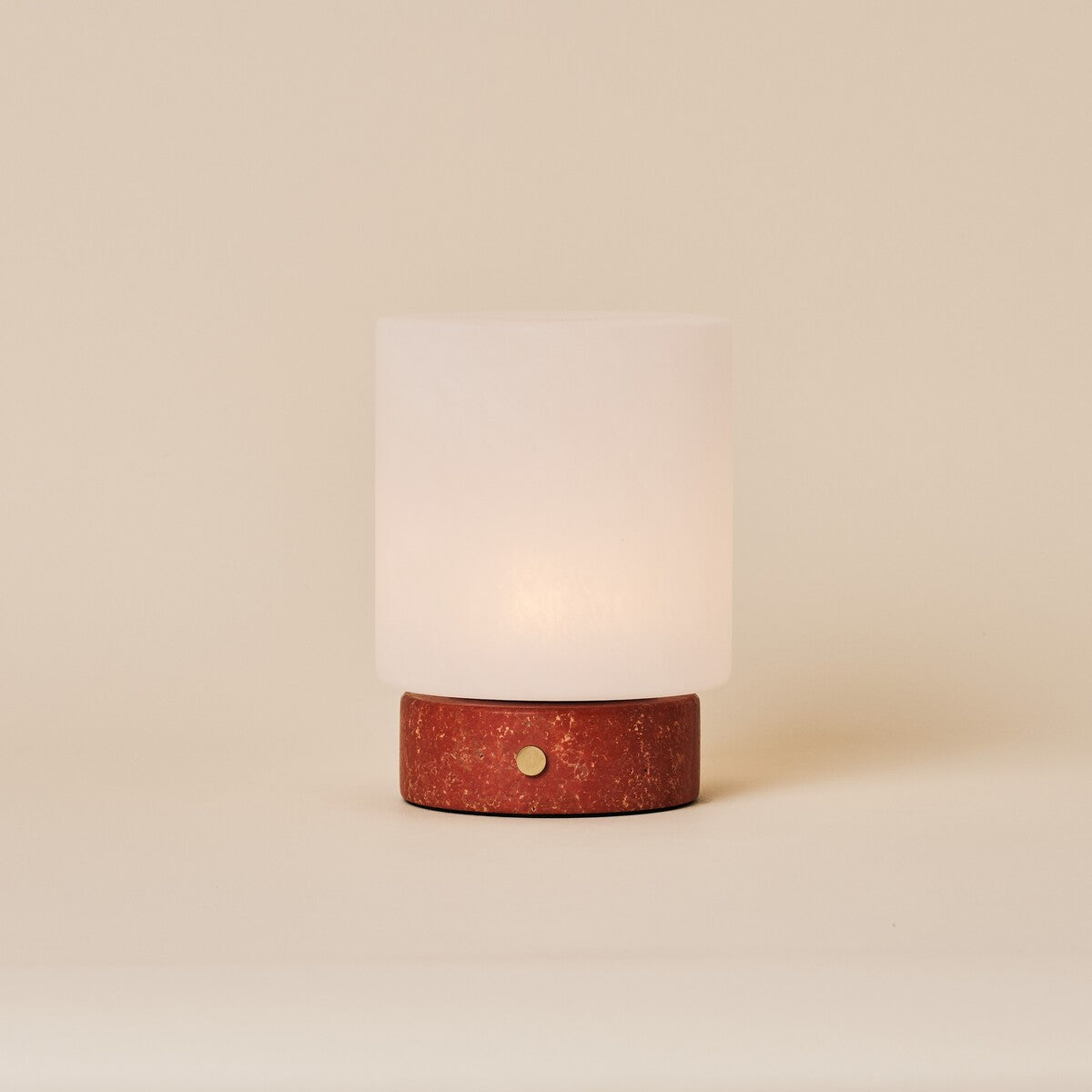 Lampe de table Cuyp Small travertin rouge sans fil Tavellio - photo studio, socle en travertin poreux et abat-jour en verre dépoli