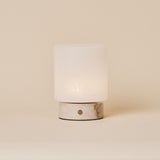 Cuyp Small Rosa Aurora lampe de table sans fil Tavellio – photo studio sur fond beige, bouton tactile doré sur la base en marbre