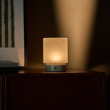 Cuyp Small Rosa Aurora lampe de table rechargeable Tavellio – sur un meuble en bois foncé près d'un cadre botanique, lumière du soir