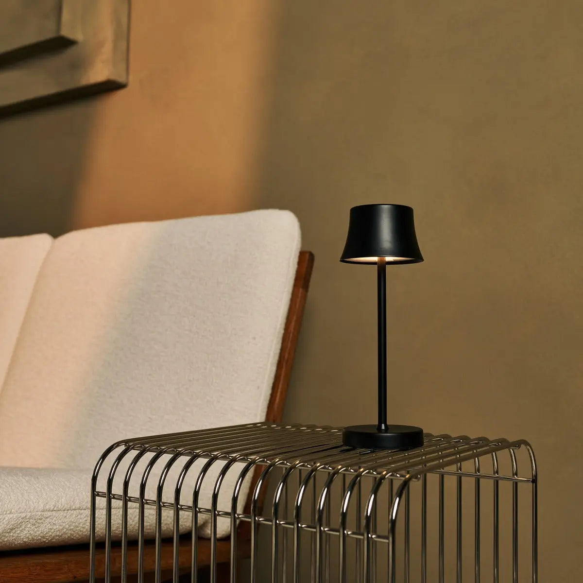 Combi Set Professional – 8 x De Pijp Mini Midnight Black Rechargeable Table Lamps & 1 x Central Station Wireless Charging Station with Qi-Technology – Perfect for Restaurants, Hospitality & Hotels Tavellio