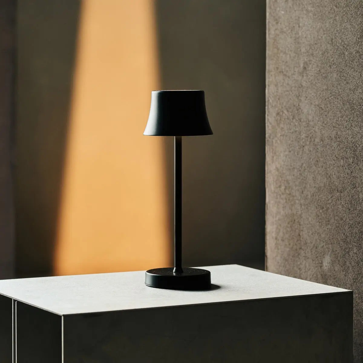 Combi Set Professional – 8 x De Pijp Mini Midnight Black Rechargeable Table Lamps & 1 x Central Station Wireless Charging Station with Qi-Technology – Perfect for Restaurants, Hospitality & Hotels Tavellio