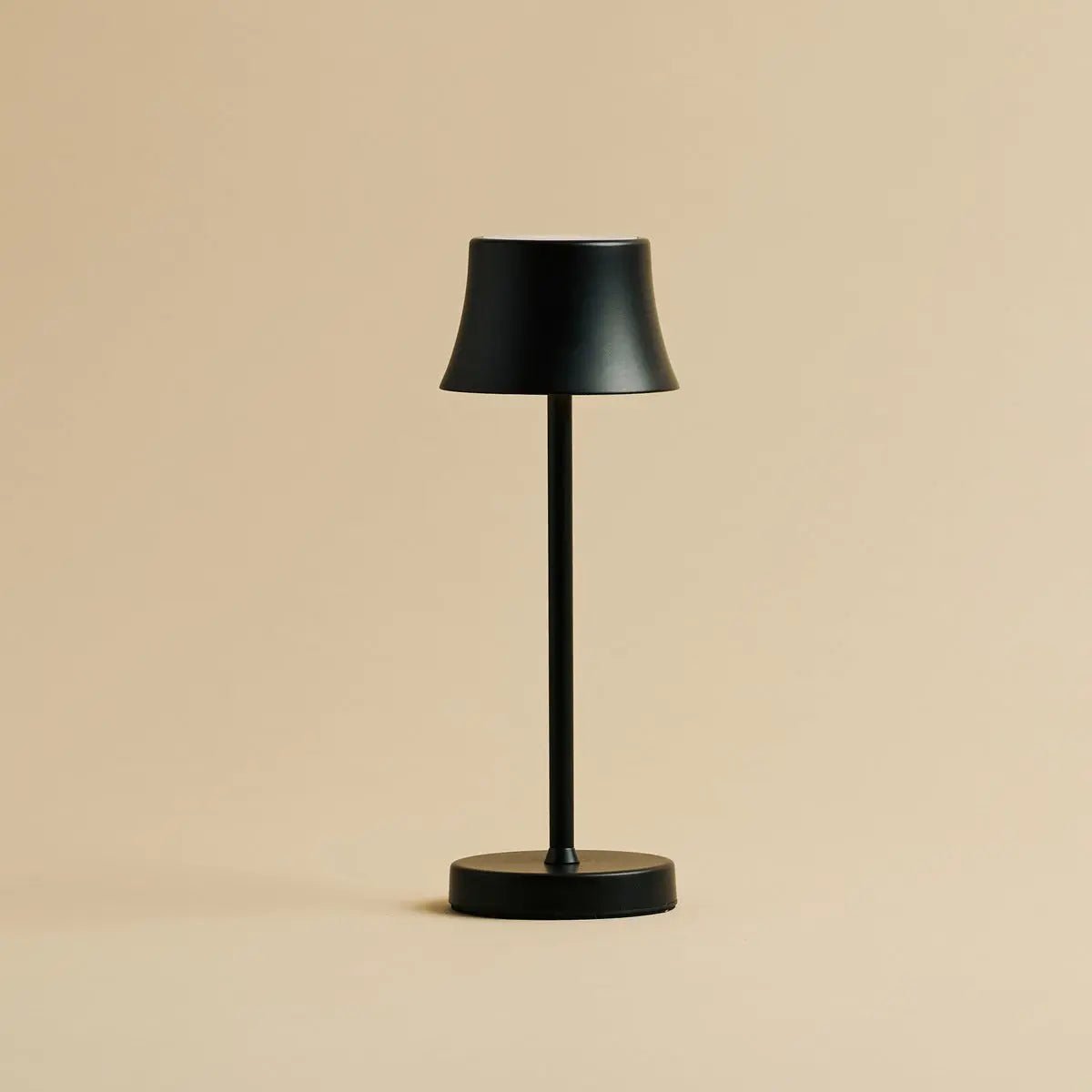 De Pijp Mini Midnight Black Rechargeable Table Lamp – Wireless Charging, Dimmable Lamp & 3 Light Colors Tavellio