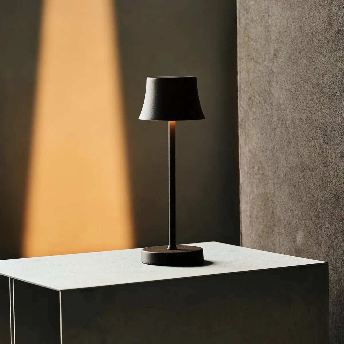 Combi Set Professional – 8 x De Pijp Mini Mocha Brown Rechargeable Table Lamps & 1 x Central Station Wireless Charging Station with Qi-Technology – Perfect for Restaurants, Hospitality & Hotels Tavellio