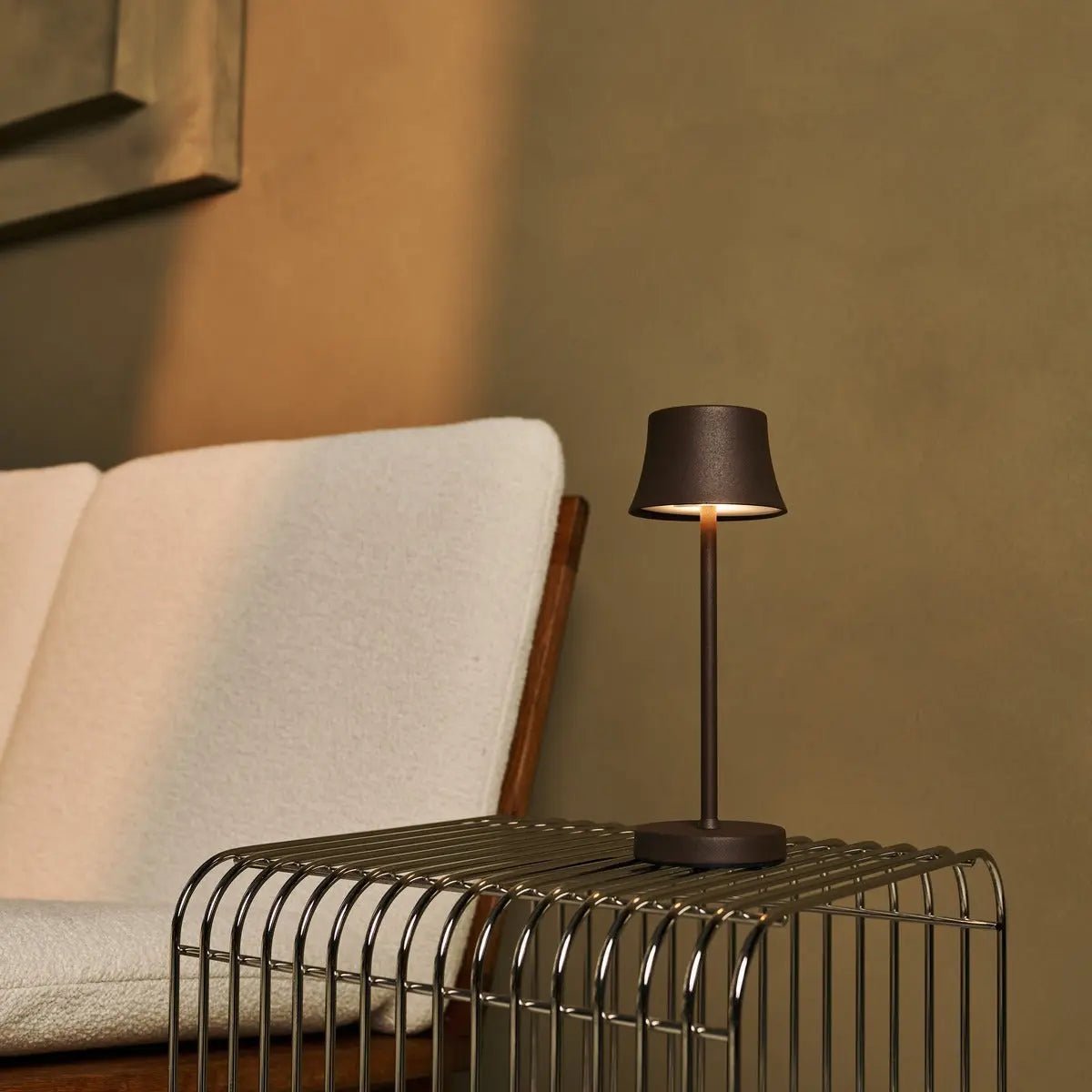 De Pijp Mini Mocha Brown Rechargeable Table Lamp – Wireless Charging, Dimmable Lamp & 3 Light Colors Tavellio