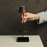De Pijp Mini Mocha Brown Rechargeable Table Lamp – Wireless Charging, Dimmable Lamp & 3 Light Colors Tavellio