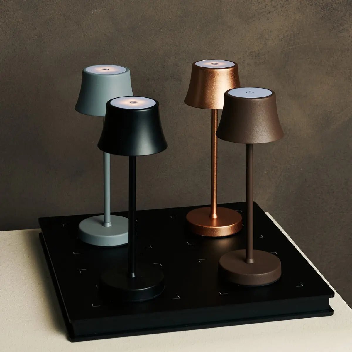 Combi Set Professional – 4 x De Pijp Mini Mocha Brown Rechargeable Table Lamps & 1 x Amstel Wireless Charging Station with Qi-Technology Tavellio