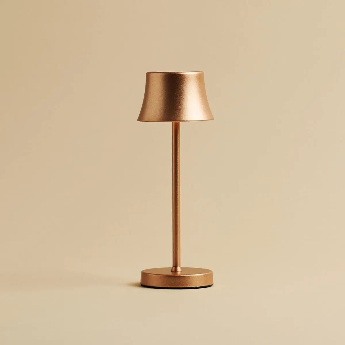 De Pijp Mini Copper Rechargeable Table Lamp – Wireless Charging, Dimmable Lamp & 3 Light Colors Tavellio