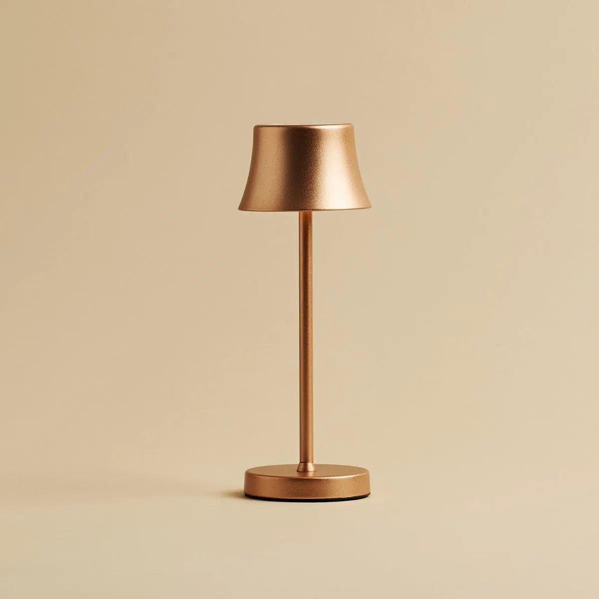 Combi Set Professional – 8 x De Pijp Mini Copper Rechargeable Table Lamps & 1 x Central Station Wireless Charging Station with Qi-Technology – Perfect for Restaurants, Hospitality &Hotels Tavellio