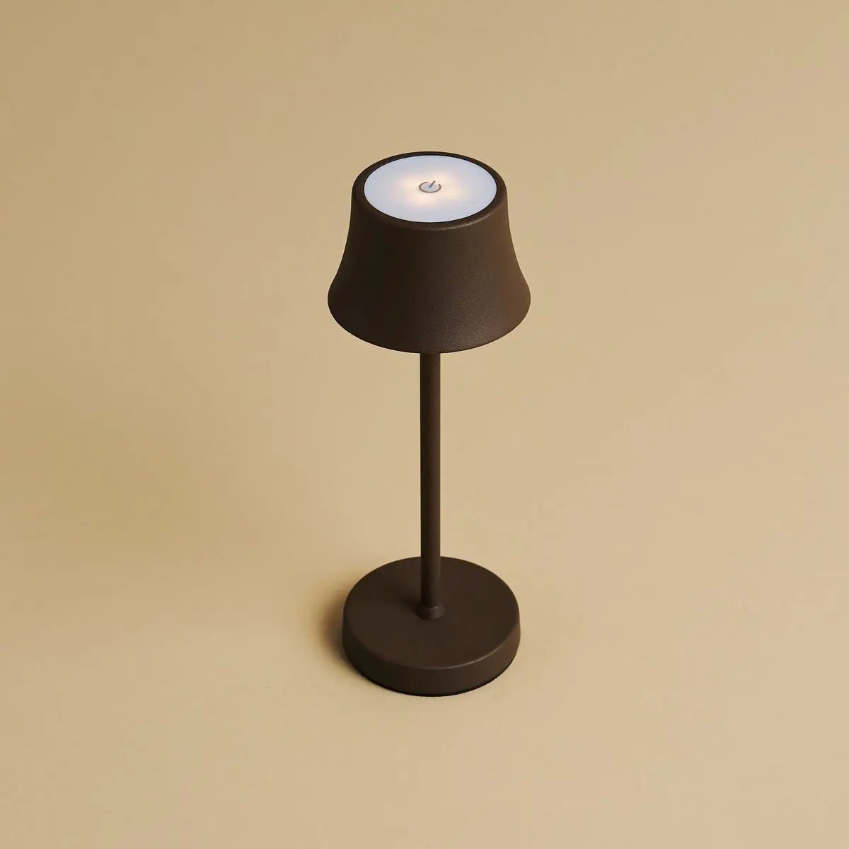 De Pijp Mini Mocha Brown Rechargeable Table Lamp – Wireless Charging, Dimmable Lamp & 3 Light Colors Tavellio