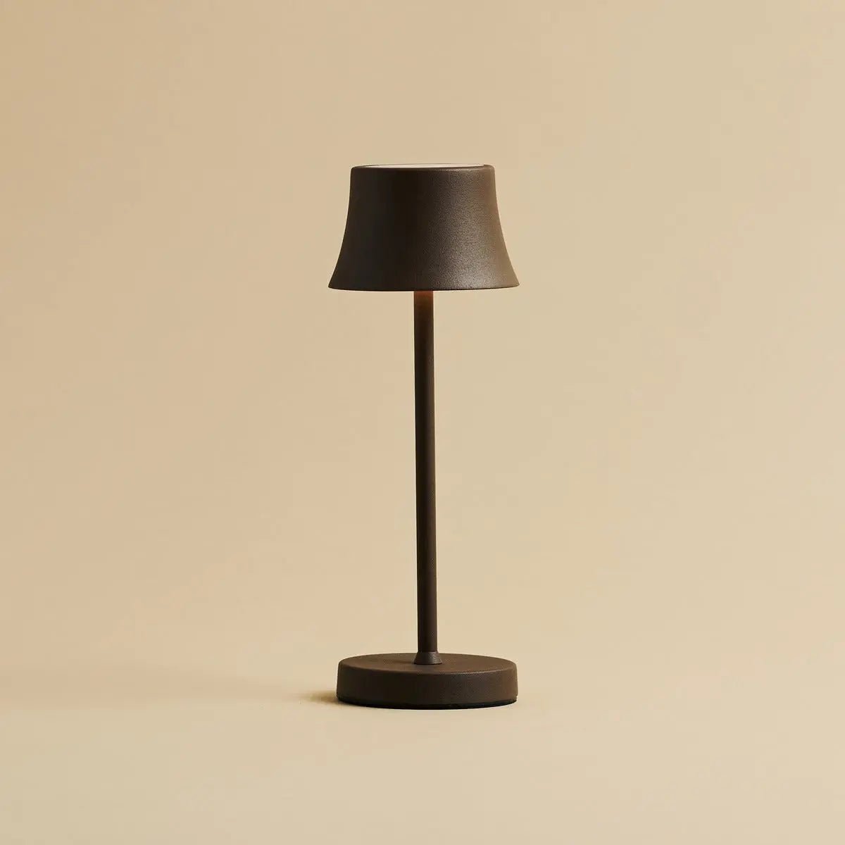 De Pijp Mini Mocha Brown Rechargeable Table Lamp – Wireless Charging, Dimmable Lamp & 3 Light Colors Tavellio