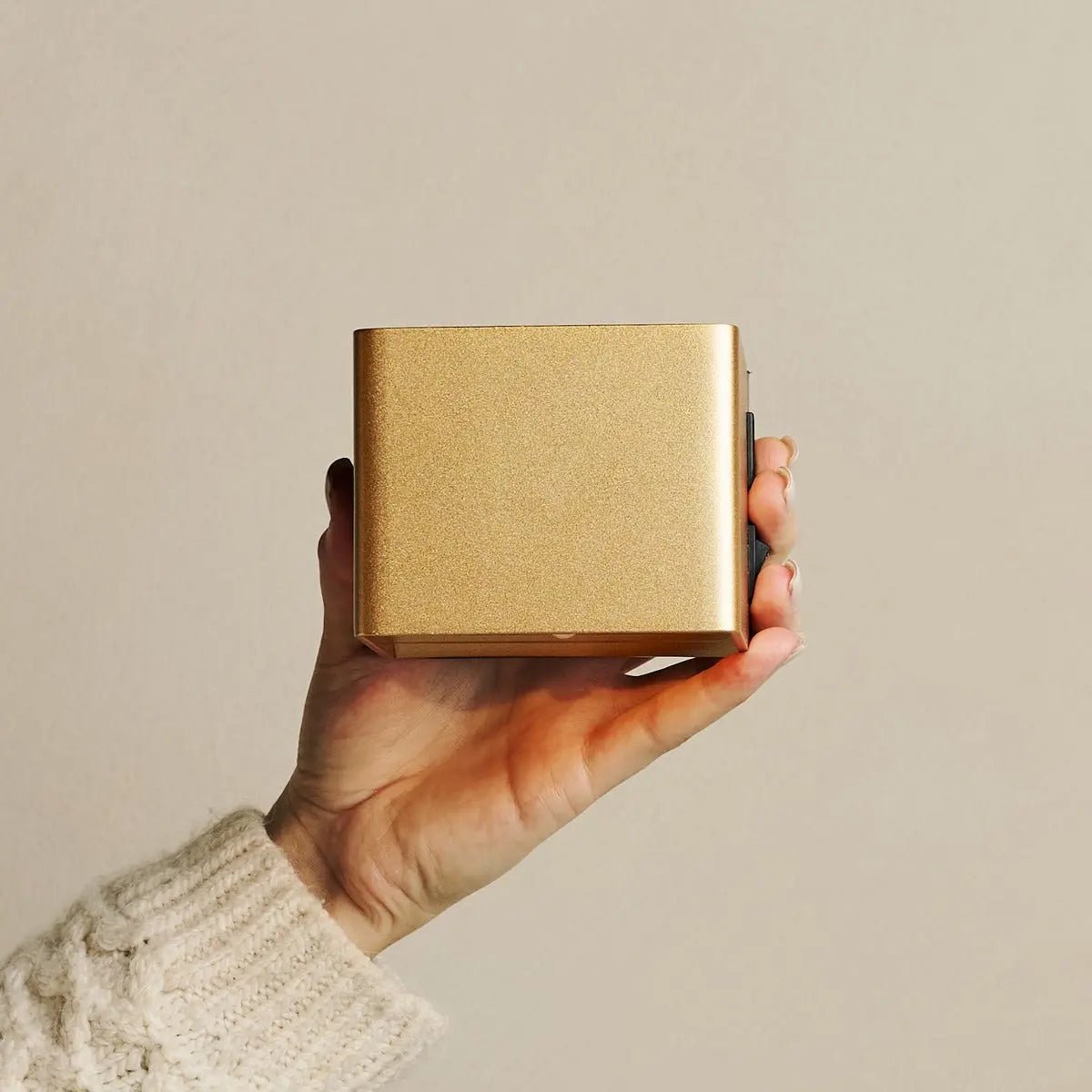 Tess Gold Rechargeable Wall Lamp – Motion sensor, 20 Different Light Modes, Dimmable, Magnetic Suspension System Lamp & Including Remote Control Tavellio