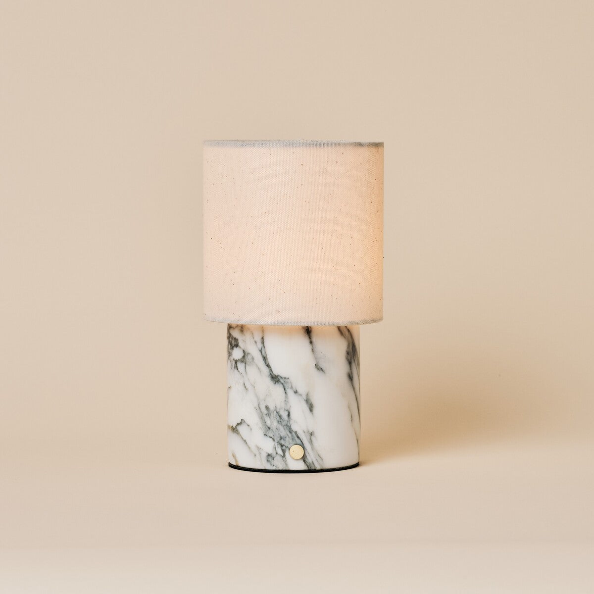 Tavellio Dou rechargeable table lamp in Arabescato marble with a natural linen drum shade