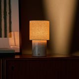 Dou Rosa Aurora lampe de table sans fil Tavellio – allumée sur une enfilade en bois au crépuscule – lumière chaude sur le marbre rose