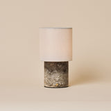 Dou Silver Travertine lampe de table rechargeable Tavellio – photo studio sur fond beige – travertin gris-brun et abat-jour en lin