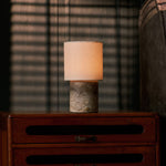 Dou Silver Travertine lampe de table sans fil Tavellio – sur un chevet – store vénitien projetant des ombres en lignes