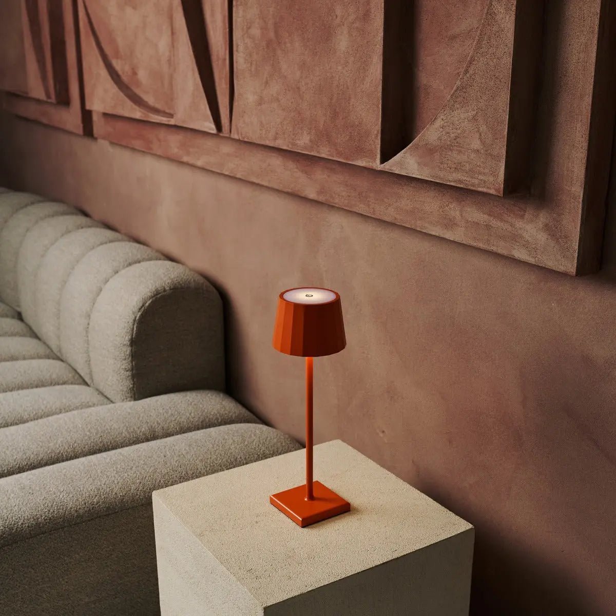 Wouter Orange Blossom Rechargeable Table Lamp – Wireless Charging, Dimmable, 120-Hour Battery Life Tavellio