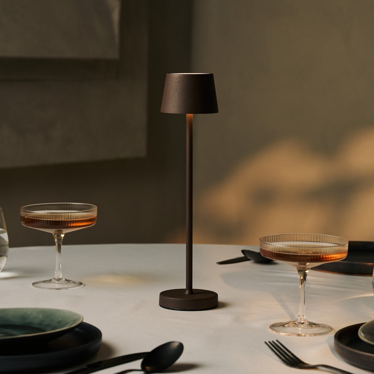 Combi Set Professional – 4 x Vondel Mini Mocha Brown Rechargeable Table Lamps & 1 x Amstel Wireless Charging Station with Q1-Technology – Perfect for Restaurants, Hospitality & Hotels Tavellio