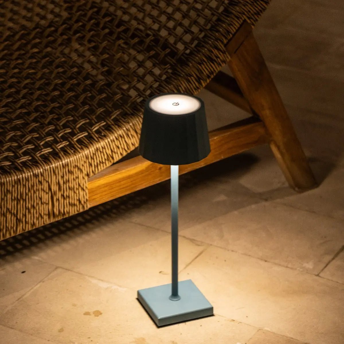 William Amsterdams Blue Rechargeable Iron Table Lamp – Dimmable, 120-Hour Battery, USB-C Tavellio