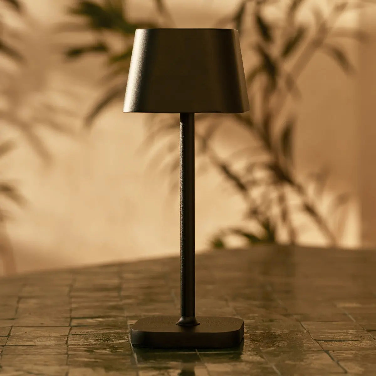 Ava Black Rechargeable Table Lamp | Sleek Cordless Lighting Solution - Tavellio