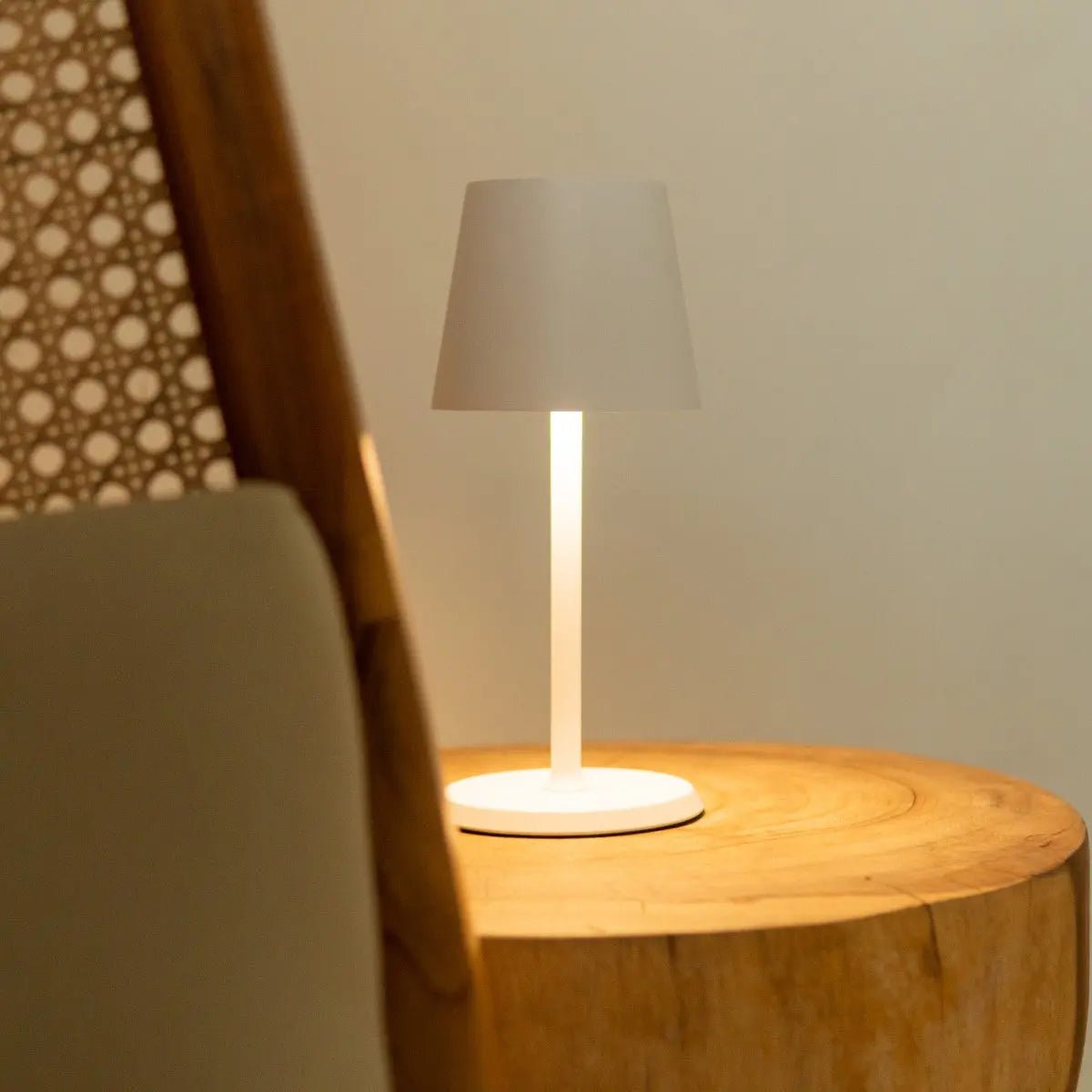 James White Rechargeable Table Lamp – Cordless, Dimmable & Elegant Tavellio