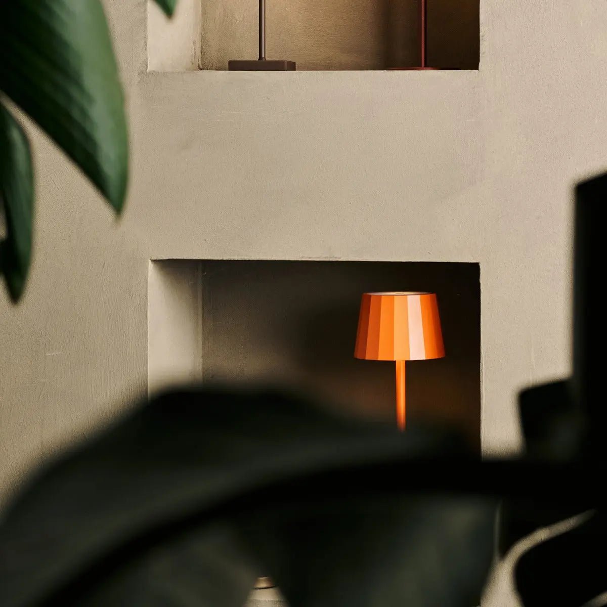Wouter Orange Blossom Rechargeable Table Lamp – Wireless Charging, Dimmable, 120-Hour Battery Life Tavellio