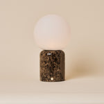 Tafellamp oplaadbaar Metsu Large in donkerbruin Emperador marmer, studio-opname op beige achtergrond