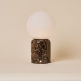 Tafellamp oplaadbaar Metsu Large in donkerbruin Emperador marmer, studio-opname op beige achtergrond