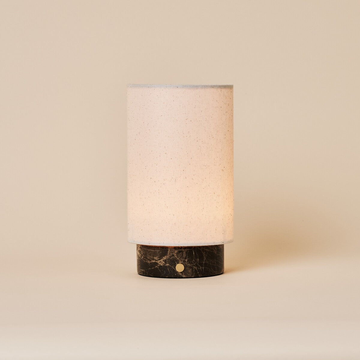 Lampe de table Floris marbre Emperador Dark sans fil Tavellio - vue allumee, bouton tactile en laiton visible sur le socle en marbre