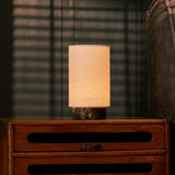 Lampe de table Floris marbre Emperador Dark rechargeable Tavellio - posee sur une commode en rotin tresse, ambiance chambre feutree
