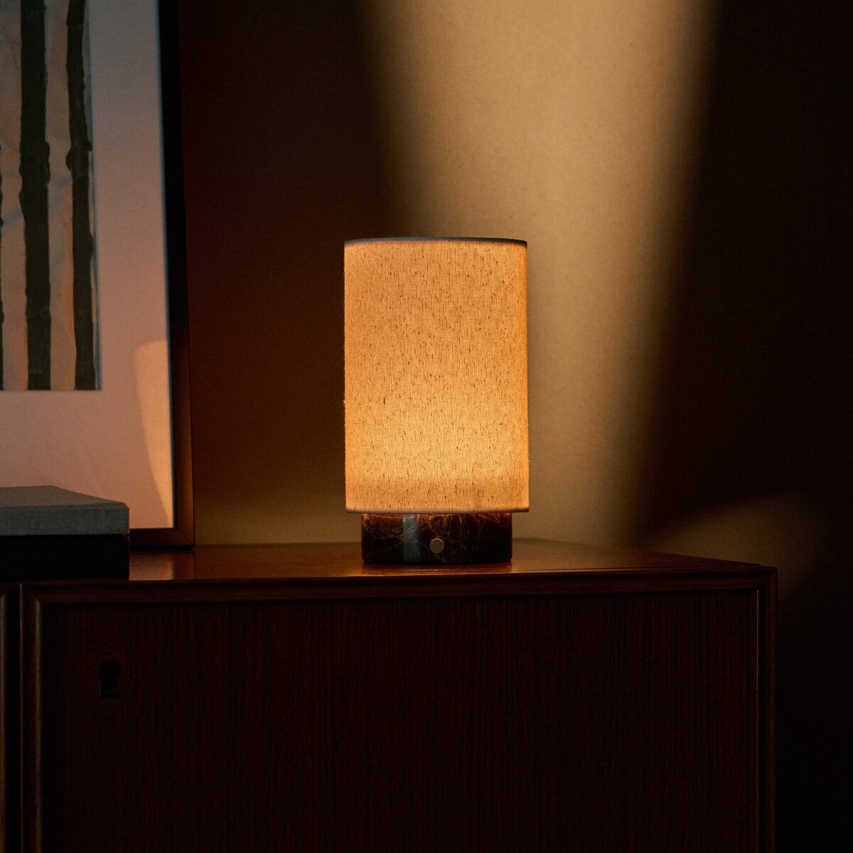 Lampe de table Floris marbre Emperador Dark rechargeable Tavellio - posee sur un meuble en bois dans un salon a la lumiere tamisee du soir