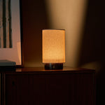 Lampe de table Floris marbre Emperador Dark rechargeable Tavellio - posee sur un meuble en bois dans un salon a la lumiere tamisee du soir