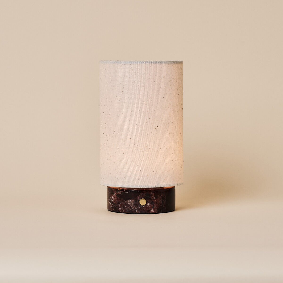 Floris Rosso Levanto marbre lampe de table sans fil Tavellio – vue de face en studio beige – abat-jour en lin et bouton doré apparent